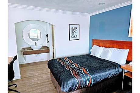King Bed Smoking
