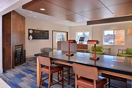 Holiday Inn Express Hotel and Suites Stevens Point, an IHG Hotel