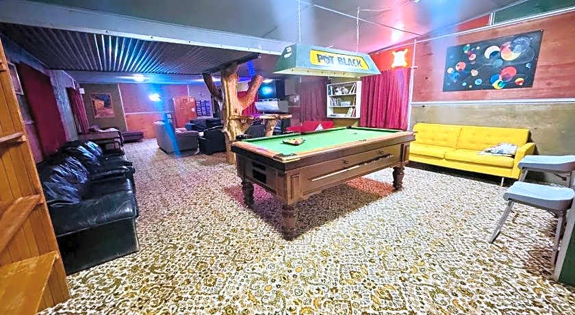 The Crossing Lodge and Backpackers