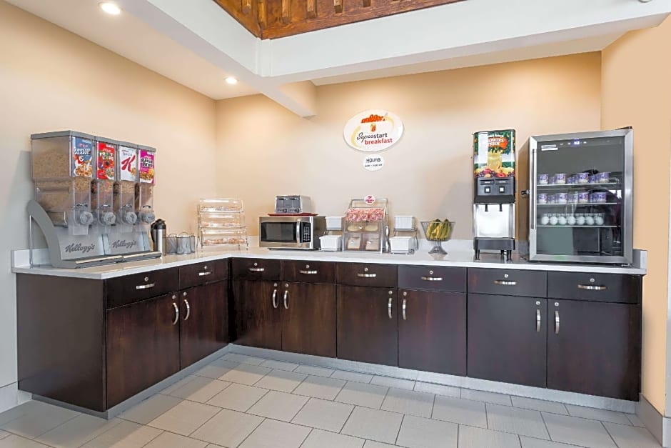 Super 8 by Wyndham Longmont/Twin Peaks