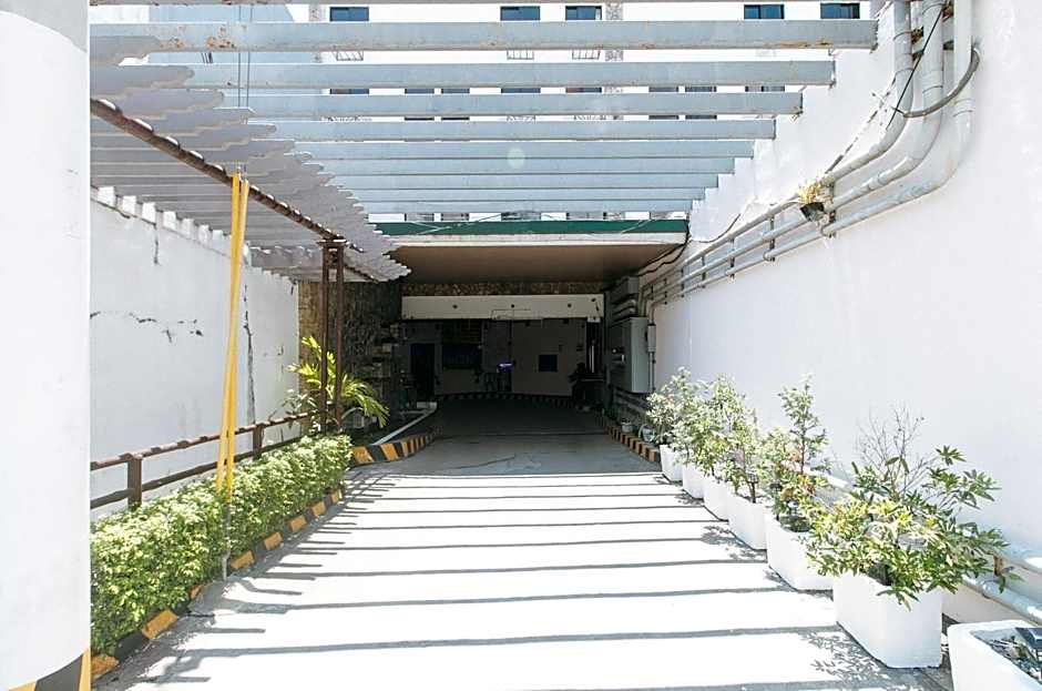 RedDoorz @ Sun Miles Hotel