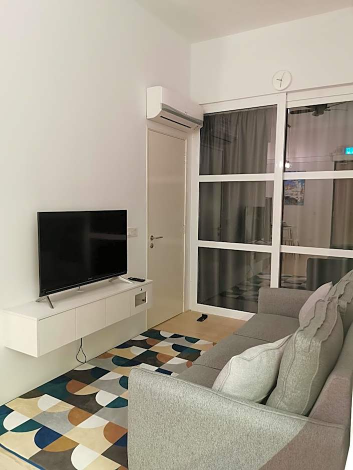 REVO at AURORA PLACE, Pavilion 2, 5 Minutes To AXIATA ARENA BUKIT JALIL FREE WIFI by De Harlequins Guesthouse