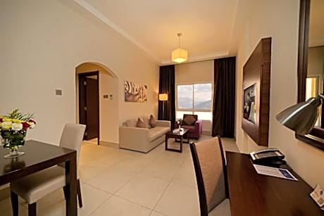 Delux Suite with 2 Bedrooms and Living Room - City View