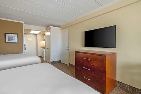 Two Queen Beds with 1st floor Street View - Handicap Accessible