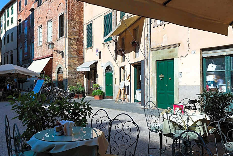 Casa Arias in Lucca With 2 Bedrooms and 1 Bathrooms
