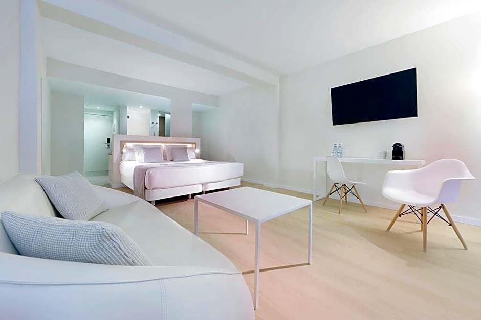 Photo 1 of 4 of Junior Suite, Sea View