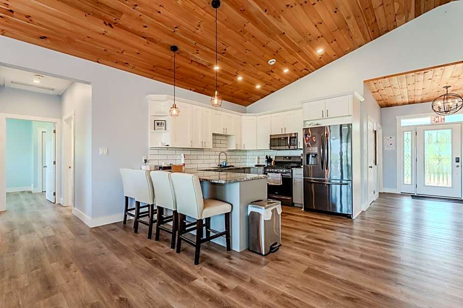 Luxury Lakefront Escape w Games Room