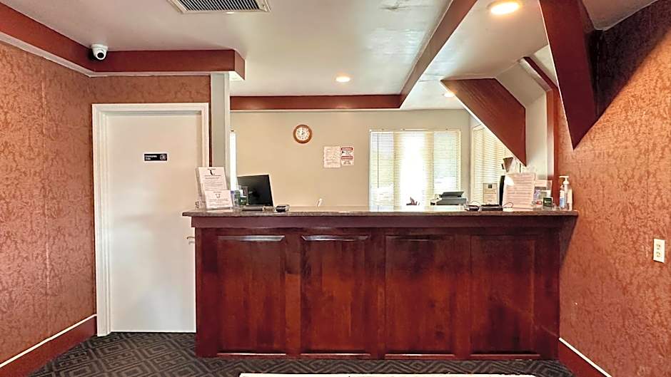 Riverview Inn & Suites