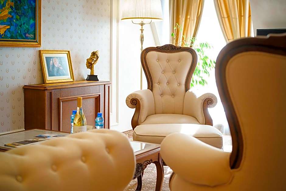 Residence City Garden - Certificate of Excellence Top 10 BEST Five-Stars City Hotels for 2024 awarded by HTIF