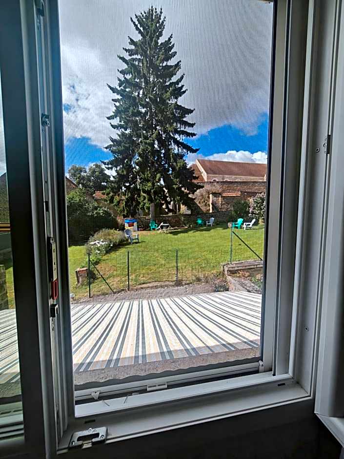 chez Émile côté face maison entière, 3 chambres, 2 salles de bains,jardin et terrasse