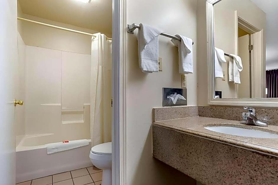 Econo Lodge Pearl