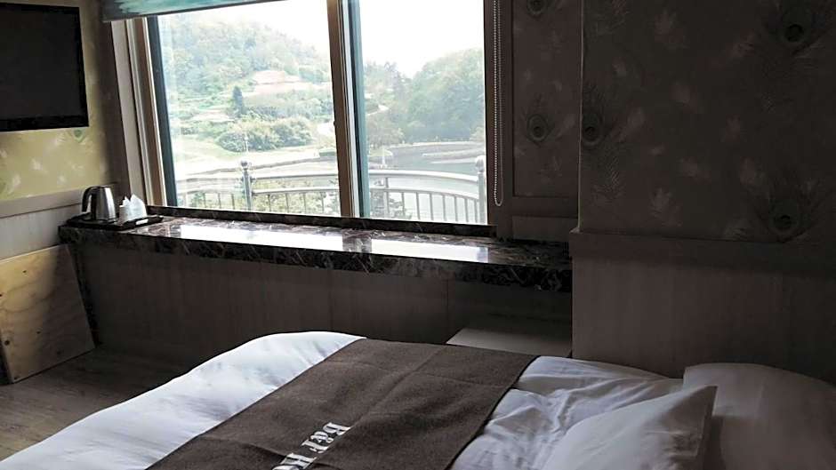 B&F Hotel