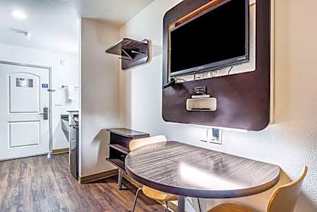 King Suite with Balcony - Non-Smoking