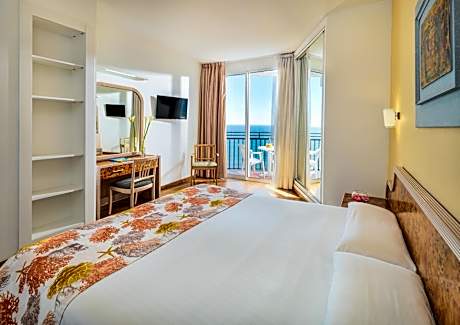 Family Room (3 Adults + 1 Child)