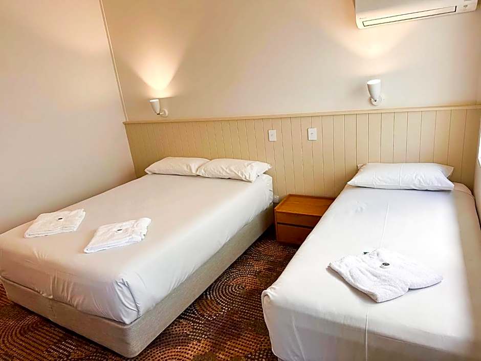 Bateau Bay Hotel