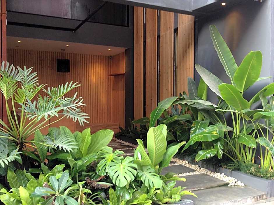 5ive Beach House Hotel