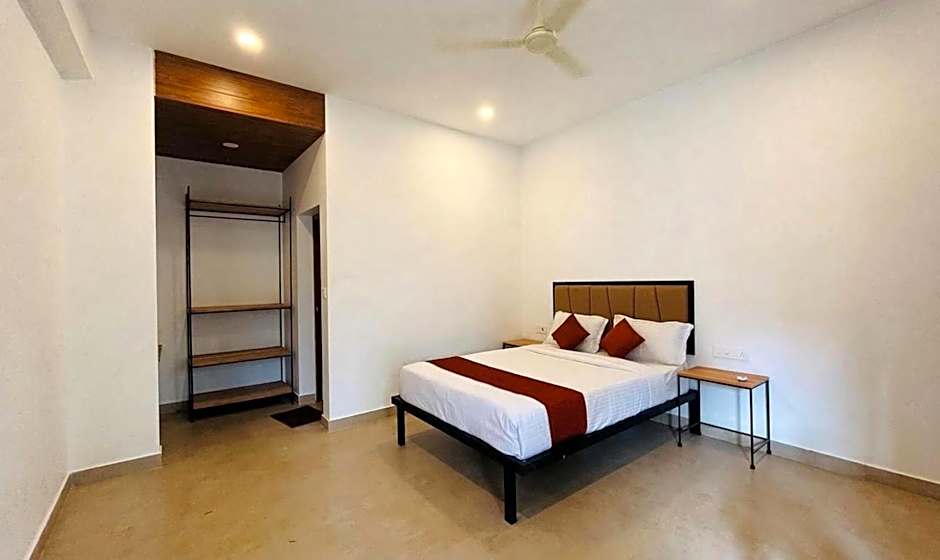 Photo 1 of 6 of Deluxe 1 Queen Bed