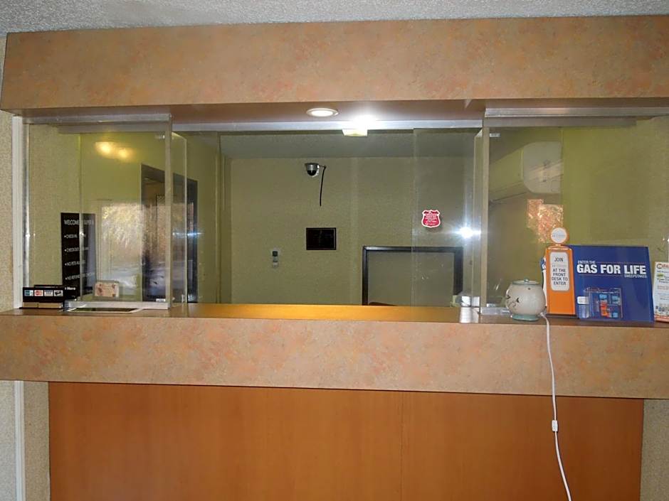 Super 8 by Wyndham Waldorf