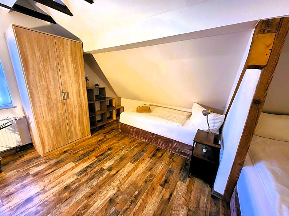 CJS Apartments - Chill or Drive am Nürburgring, new Box Spring Beds, new furniture, free Parking, WLan, TV-Streaming, Quiet Location