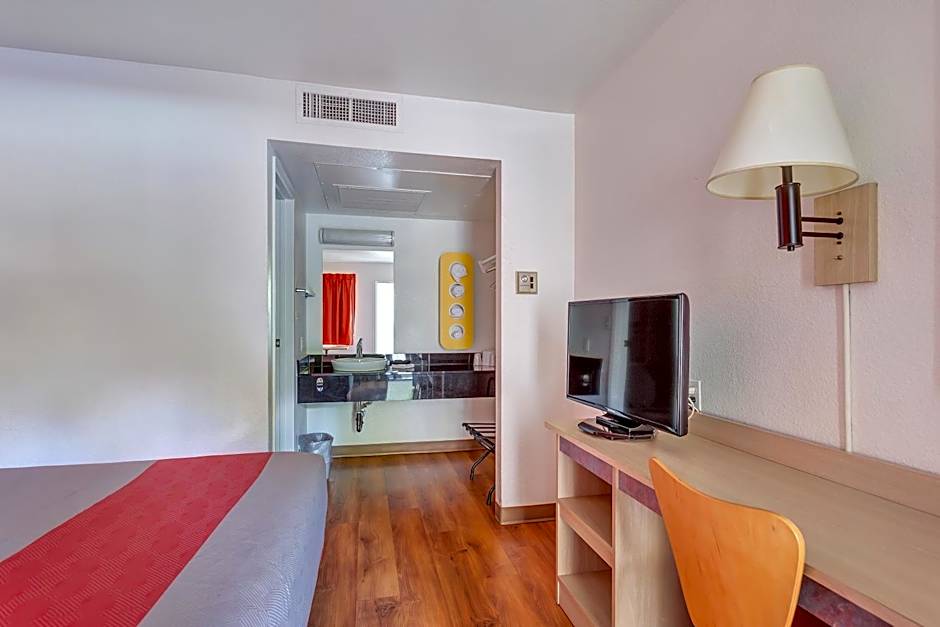 Super 8 by Wyndham Santa Rosa North