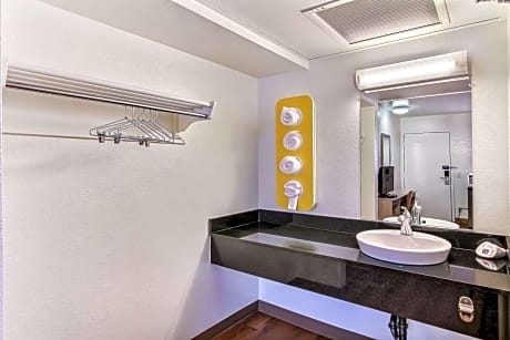 Deluxe Quadruple Room - Non-Smoking