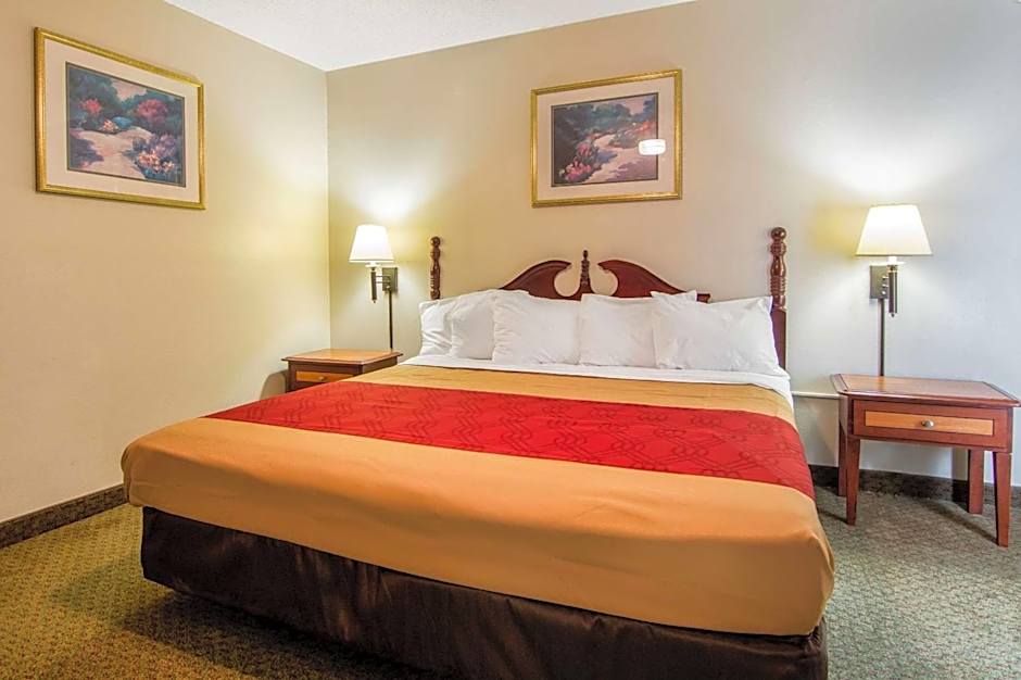 Econo Lodge Inn & Suites Conference Center Dublin