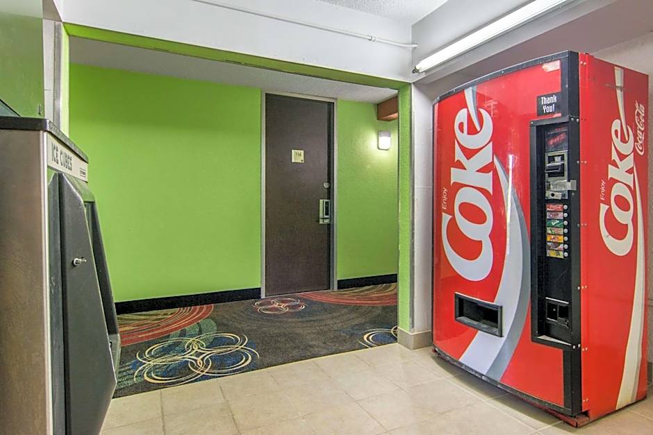 Travelodge by Wyndham Forsyth