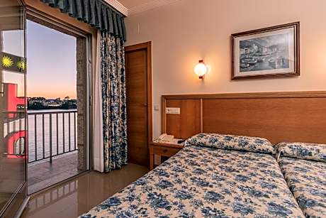 Double Room with Balcony and Sea View