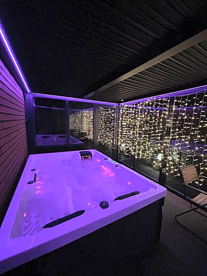 Apartament "Love Island" Jacuzzi SPA z dużą wanną z hydromasażem dla Dwojga