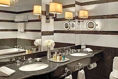 Suite, 1 King Bed with Sofa bed, Corner (Towers) (1 King Bed and 1 Double Sofa Bed)