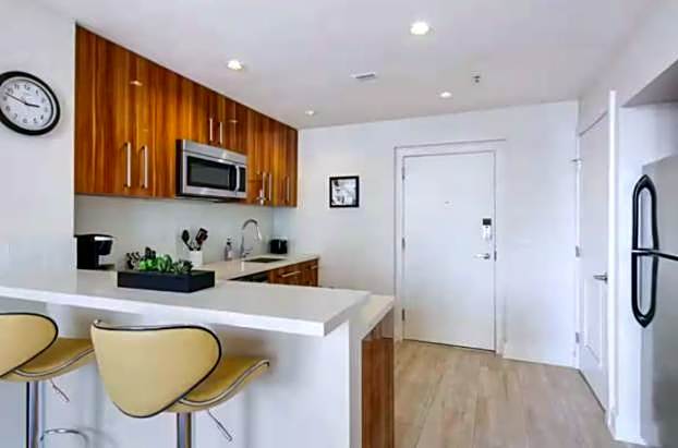 Amazing Condos Beautiful View 2 Blocks To French Quarter, Small Rooftop Pool, Gym, Seanger Theater, Super Dome, And Bourbon St