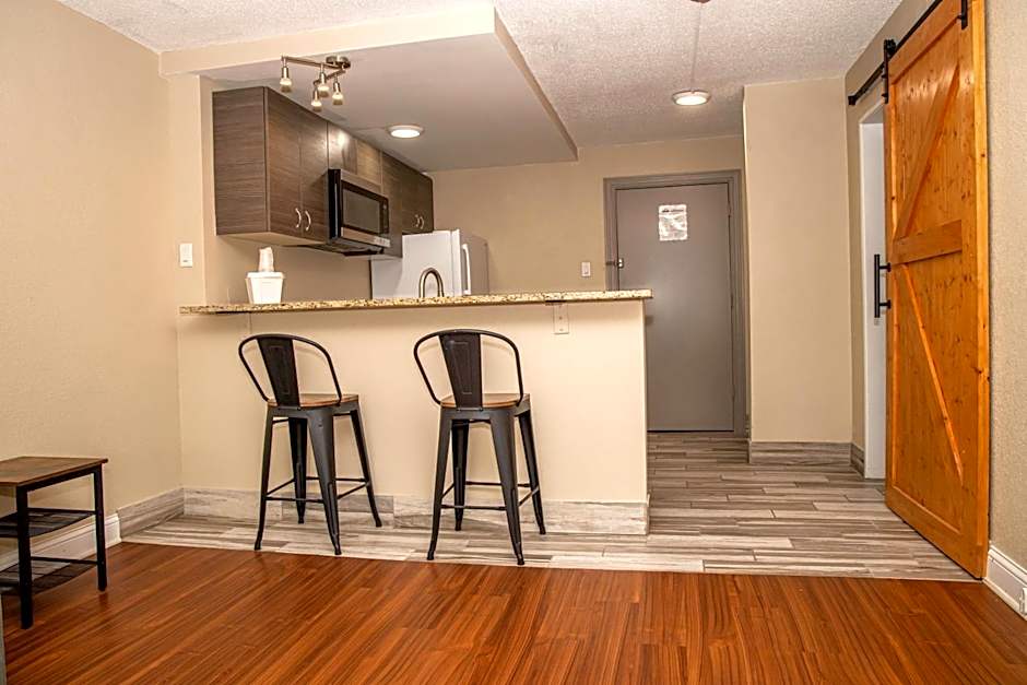 Days Inn and Suites by Wyndham Hammond, IN