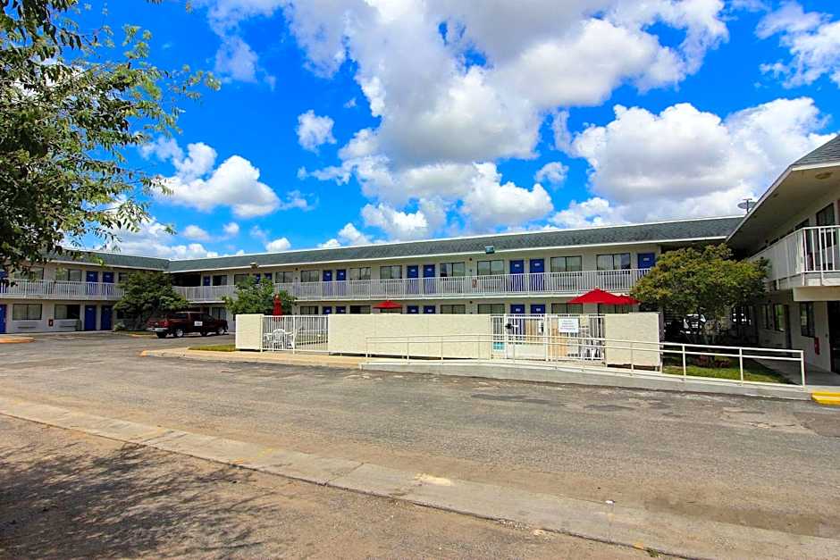 Motel 6-Kingsville, TX
