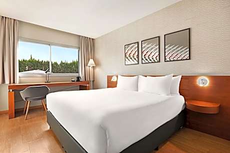 Double Room with Pool View - Non-Smoking