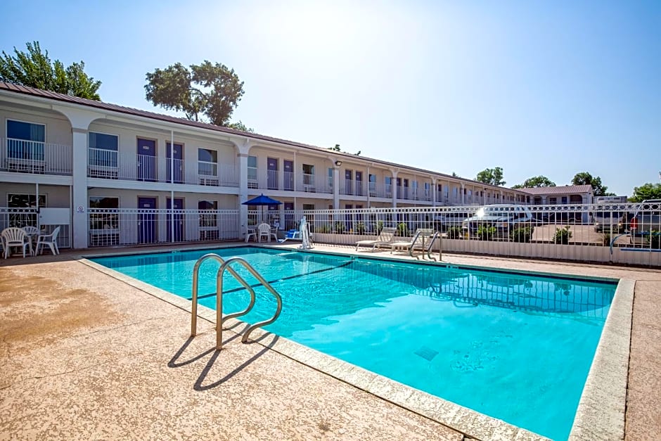 Motel 6-Bryan, TX - University Area