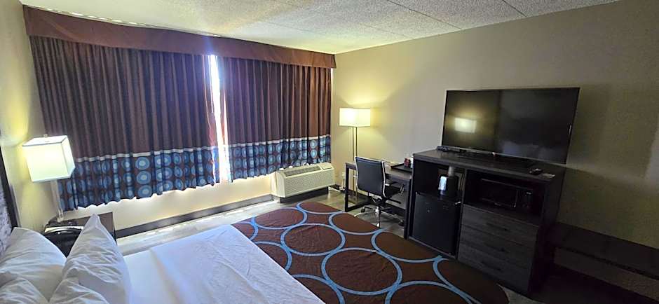 Super 8 by Wyndham Laredo