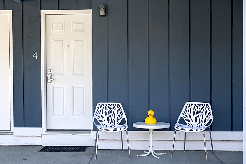 Clear River Inn and Tavern