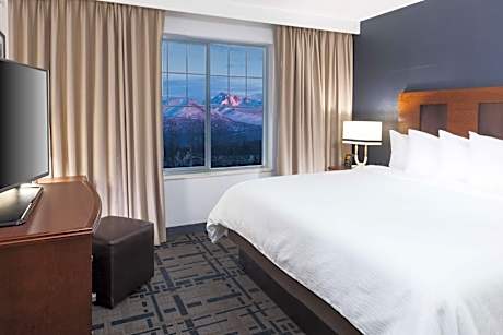 King Suite with Mountain View