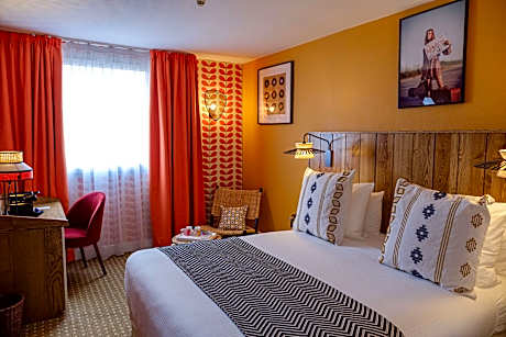 1 Queen Bed Non-Smoking Comfort Room Courtesy Tray Iron And Ironing Board