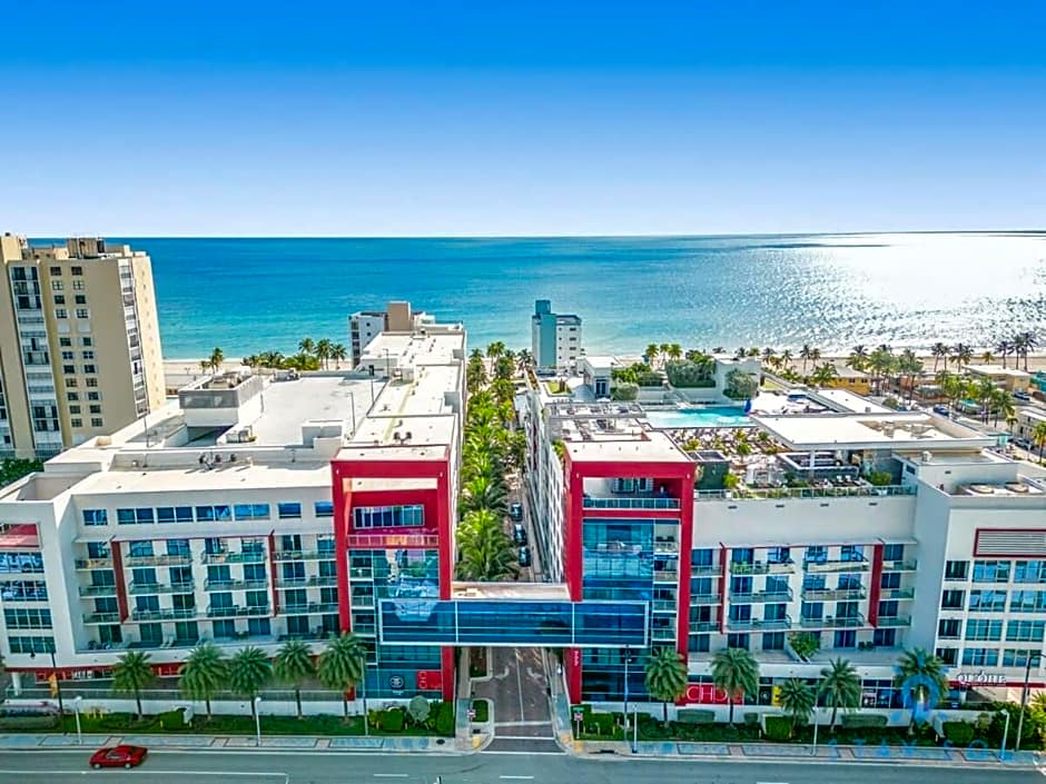 Hot tub & Rooftop pool- Near Beach