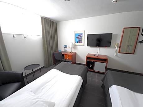 Economy Double Room with Two Single Beds - Basement - Non-Smoking