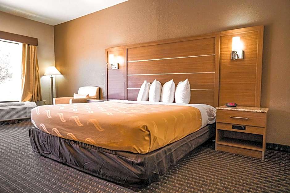 Quality Inn & Suites Near Six Flags - Austell