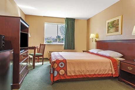 1 King Bed Non-Smoking