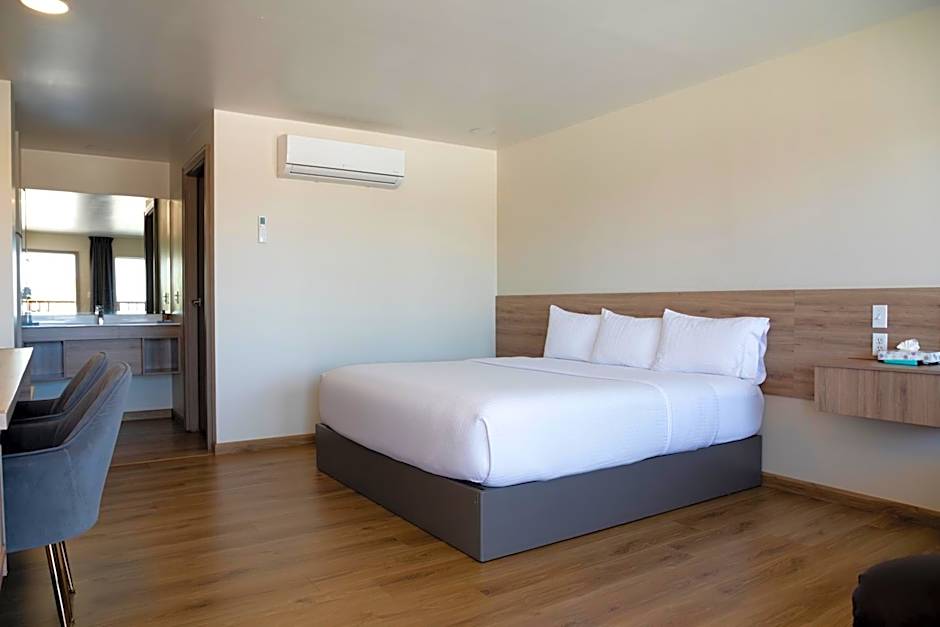 La Huerta Inn & Suites