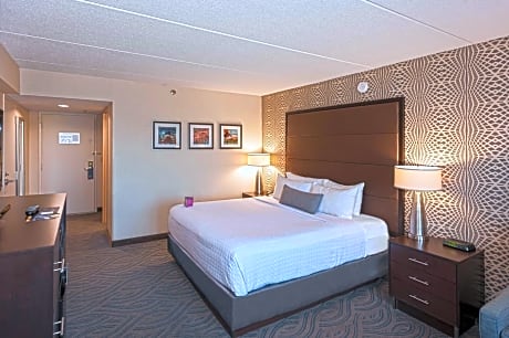 Premium King Room with Communications and Mobility Accessible Tub