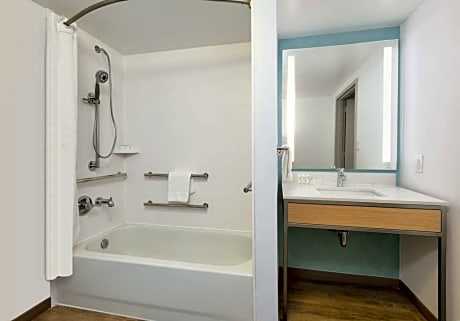 2 Queen Accessible Room with Bath Tub