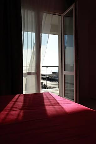 Deluxe One-Bedroom Apartment with Lateral Sea View