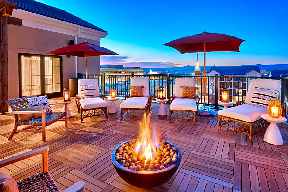 THE ADVENIRE, AUTOGRAPH COLLECTION