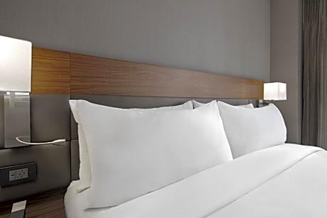 King Neighborhood View, Guest room, 1 King (Mobility &amp; Hearing Accessible w/ Roll-in Shower)