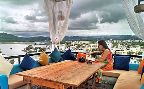 Hotel Udai Niwas - By The Lake